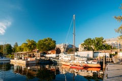 Riga, Lettland Alte Yacht festgemacht an der Stadt Pier Harbour Bay And Stockfoto Riga, Lettland Alte Yacht festgemacht an der Stadt Pier Harbour Bay And Stockfoto