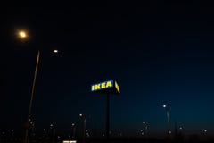 RIGA LETTLAND - APRIL 3, 2019: IKEA m?rkestecken under m?rk afton och vind - bl? himmel i bakgrunden arkivbild RIGA LETTLAND - APRIL 3, 2019: IKEA m?rkestecken under m?rk afton och vind - bl? himmel i bakgrunden arkivbild