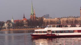 RIGA, LETTONIE - 7 AVRIL 2019 : Navigation de Vecriga de bateau le long de la dvina occidentale de rivière avec la vue au-dessus clips vidéos RIGA, LETTONIE - 7 AVRIL 2019 : Navigation de Vecriga de bateau le long de la dvina occidentale de rivière avec la vue au-dessus clips vidéos