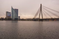 RIGA, LETTONIE : Les gratte-ciel se tiennent de l'autre côté Bel horizontal d'automne Vue de rivière et de pont photos stock RIGA, LETTONIE : Les gratte-ciel se tiennent de l'autre côté Bel horizontal d'automne Vue de rivière et de pont photos stock