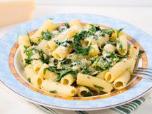 Rigatoni mit Arugula und chia lizenzfreies stockfoto Rigatoni mit Arugula und chia lizenzfreies stockfoto