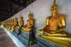 Rij van goldenbuddha in Bangkok, Thailand stock foto's Rij van goldenbuddha in Bangkok, Thailand stock foto's