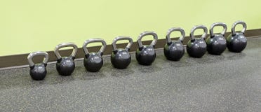 Rij van Kettlebells op Geschiktheidscentrum stock fotografie Rij van Kettlebells op Geschiktheidscentrum stock fotografie