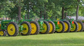 Rij van Uitstekend John Deere Tractors royalty-vrije stock afbeelding Rij van Uitstekend John Deere Tractors royalty-vrije stock afbeelding