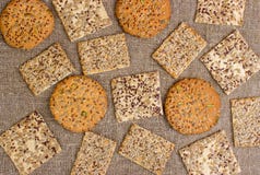 Rijen van diverse zandkoek en haverkoekjes stock afbeelding Rijen van diverse zandkoek en haverkoekjes stock afbeelding