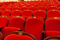 Rijen van rode auditoriumstoelen voor druk stock afbeelding Rijen van rode auditoriumstoelen voor druk stock afbeelding