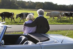 Rijp paar in countriside tijdens vakantie stock fotografie Rijp paar in countriside tijdens vakantie stock fotografie