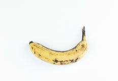 Rijpe gele fruitbananen, rijpe banaan met donkere vlekken op een witte achtergrond met het knippen van weg royalty-vrije stock foto Rijpe gele fruitbananen, rijpe banaan met donkere vlekken op een witte achtergrond met het knippen van weg royalty-vrije stock foto