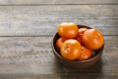 Rijpe mandarins in een plaat stock foto's Rijpe mandarins in een plaat stock foto's