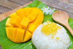 Rijpe mango en kleverige rijst stock afbeelding Rijpe mango en kleverige rijst stock afbeelding