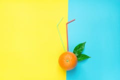 Rijpe Sappige Gehele Sinaasappel met Groen Bladeren het Drinken Stro op de Gele Blauwe Achtergrond van Duotone De verse Cocktails Stock Afbeeldingen Rijpe Sappige Gehele Sinaasappel met Groen Bladeren het Drinken Stro op de Gele Blauwe Achtergrond van Duotone De verse Cocktails Stock Afbeeldingen