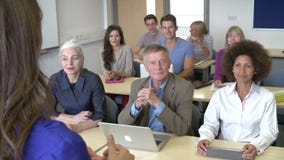 Rijpe Studenten in Verder Onderwijsklasse met Leraar stock footage Rijpe Studenten in Verder Onderwijsklasse met Leraar stock footage
