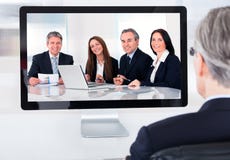 Rijpe zakenman het aanwezig zijn videoconferentie royalty-vrije stock foto Rijpe zakenman het aanwezig zijn videoconferentie royalty-vrije stock foto