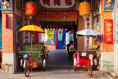 Riksjadriewielers dichtbij de tempel, Penang, Maleisië royalty-vrije stock foto's Riksjadriewielers dichtbij de tempel, Penang, Maleisië royalty-vrije stock foto's