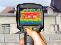 Rilevazione della perdita di calore fuori di costruzione fotografia stock Rilevazione della perdita di calore fuori di costruzione fotografia stock