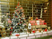 Rimini, Italië - December 25, 2014: De winkel van het Kerstmisvenster in Rimini Kerstmisdecoratie in een winkelvenster royalty-vrije stock afbeelding Rimini, Italië - December 25, 2014: De winkel van het Kerstmisvenster in Rimini Kerstmisdecoratie in een winkelvenster royalty-vrije stock afbeelding