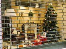 Rimini, Italië - December 25, 2014: De winkel van het Kerstmisvenster in Rimini Kerstmisdecoratie in een winkelvenster stock foto Rimini, Italië - December 25, 2014: De winkel van het Kerstmisvenster in Rimini Kerstmisdecoratie in een winkelvenster stock foto