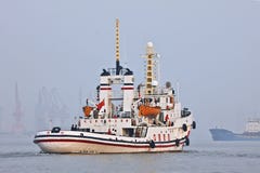 Rimorchiatore nel porto di Tientsin, Cina fotografie stock libere da diritti Rimorchiatore nel porto di Tientsin, Cina fotografie stock libere da diritti