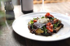 Rindfleischsteak mit Kr?uterbutter und gegrilltem Gem?se lizenzfreie stockfotos Rindfleischsteak mit Kr?uterbutter und gegrilltem Gem?se lizenzfreie stockfotos
