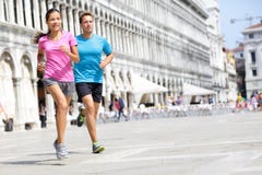 Rinnande löparepar som joggar i Venedig royaltyfri bild Rinnande löparepar som joggar i Venedig royaltyfri bild