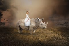 Rinoceronte surrealista del montar a caballo de la muchacha, rinoceronte, fauna fotografía de archivo Rinoceronte surrealista del montar a caballo de la muchacha, rinoceronte, fauna fotografía de archivo