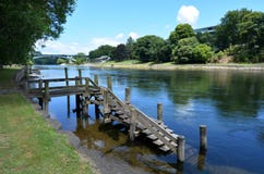 Rio de Waikato que passa através de Hamilton, Nova Zelândia fotos de stock Rio de Waikato que passa através de Hamilton, Nova Zelândia fotos de stock