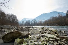Rio em Europa Áustria com pedras imagem de stock Rio em Europa Áustria com pedras imagem de stock