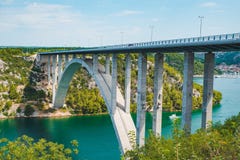 rio transversal da ponte da estrada com ?gua azul Adultos novos imagem de stock rio transversal da ponte da estrada com ?gua azul Adultos novos imagem de stock