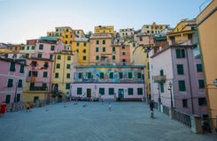 Riomaggiore bei Sonnenuntergang, 5 Terre, La Spezia-Provinz, Ligurier Küste, Italien lizenzfreies stockfoto Riomaggiore bei Sonnenuntergang, 5 Terre, La Spezia-Provinz, Ligurier Küste, Italien lizenzfreies stockfoto