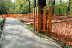 Riparazione dei percorsi in parchi Protezione degli alberi nella ricostruzione delle aree del parco Impianti dell'attrezzatura pe fotografia stock Riparazione dei percorsi in parchi Protezione degli alberi nella ricostruzione delle aree del parco Impianti dell'attrezzatura pe fotografia stock