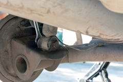 Riparazione della sospensione dell'automobile Sostituzione il puntone dell'ammortizzatore o del freno a tamburo fotografia stock libera da diritti Riparazione della sospensione dell'automobile Sostituzione il puntone dell'ammortizzatore o del freno a tamburo fotografia stock libera da diritti