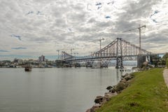 Riparazioni che hanno luogo a Hercilio Luz Bridge - Florianopolis, Santa Catarina, Brasile fotografia stock libera da diritti Riparazioni che hanno luogo a Hercilio Luz Bridge - Florianopolis, Santa Catarina, Brasile fotografia stock libera da diritti