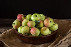 Ripe red and green apples on wooden background. Apples in bowl. Garden fruits. Autumn fruits. Autumn harvest. stock image Ripe red and green apples on wooden background. Apples in bowl. Garden fruits. Autumn fruits. Autumn harvest. stock image