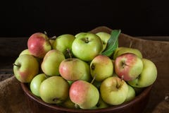 Ripe red and green apples on wooden background. Apples in bowl. Garden fruits. Autumn fruits. Autumn harvest. royalty free stock photography Ripe red and green apples on wooden background. Apples in bowl. Garden fruits. Autumn fruits. Autumn harvest. royalty free stock photography