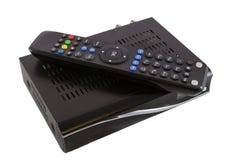 Ripresa esterna e ricevitore per televisione via satellite sulla vista superiore bianca Immagine Stock Ripresa esterna e ricevitore per televisione via satellite sulla vista superiore bianca Immagine Stock