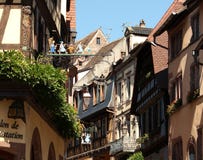 Riquewihr-Straßenansicht mit Schildern Stockfotos Riquewihr-Straßenansicht mit Schildern Stockfotos