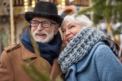 Rire affectueux mûr insouciant de couples extérieur image libre de droits Rire affectueux mûr insouciant de couples extérieur image libre de droits