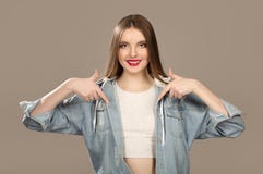 Risate femminili dell'adolescente, indicanti lo spazio vuoto Sopycpase Trucco luminoso e modo bei immagine stock Risate femminili dell'adolescente, indicanti lo spazio vuoto Sopycpase Trucco luminoso e modo bei immagine stock