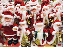RISHON LE ZION, ISRAËL 17 DÉCEMBRE 2017 : Jouet de Santa Claus dans le supermarché Réveillon de Noël photographie stock libre de droits RISHON LE ZION, ISRAËL 17 DÉCEMBRE 2017 : Jouet de Santa Claus dans le supermarché Réveillon de Noël photographie stock libre de droits