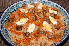 Riso basmati lungo con le verdure e la carne, condite con i pinoli e le spezie immagine stock Riso basmati lungo con le verdure e la carne, condite con i pinoli e le spezie immagine stock
