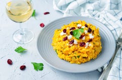 Risoto da abóbora com arandos e queijo de cabra secados foto de stock Risoto da abóbora com arandos e queijo de cabra secados foto de stock