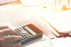 Risparmio, finanze, economia e concetto domestico - vicini su dell'uomo con il calcolatore che conta facendo le note a casa fotografia stock Risparmio, finanze, economia e concetto domestico - vicini su dell'uomo con il calcolatore che conta facendo le note a casa fotografia stock
