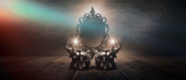 Rispecchi magico, la predizione e l'adempimento dei desideri Elefante dorato su una tavola di legno fotografia stock Rispecchi magico, la predizione e l'adempimento dei desideri Elefante dorato su una tavola di legno fotografia stock