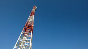 Rispettando le piccole telecomunicazioni rosse e bianche elevi, piatti di comunicazione sulla cima Fondo astratto di tecnologia, immagine stock libera da diritti Rispettando le piccole telecomunicazioni rosse e bianche elevi, piatti di comunicazione sulla cima Fondo astratto di tecnologia, immagine stock libera da diritti