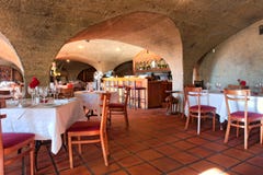 Ristorante interno della proprietà del vino fotografie stock libere da diritti Ristorante interno della proprietà del vino fotografie stock libere da diritti