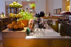 Ristorante tedesco a Berlino, l'interior design luminoso e moderno elegante e pulito italiano del ristorante, del ristorante del immagini stock libere da diritti Ristorante tedesco a Berlino, l'interior design luminoso e moderno elegante e pulito italiano del ristorante, del ristorante del immagini stock libere da diritti