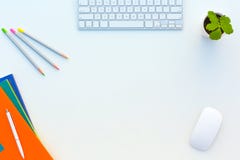 Ritar den vita tabellen för kontoret med färg för mus för datortangentbord häften och annat tillförsel royaltyfri bild Ritar den vita tabellen för kontoret med färg för mus för datortangentbord häften och annat tillförsel royaltyfri bild