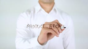 Ritiro dei prodotti, scrittura dell'uomo sul vetro immagini stock Ritiro dei prodotti, scrittura dell'uomo sul vetro immagini stock