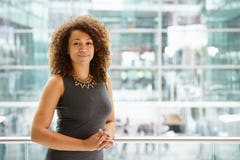 Ritratto afroamericano della donna di affari, vita su immagine stock libera da diritti Ritratto afroamericano della donna di affari, vita su immagine stock libera da diritti