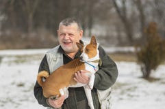 Ritratto all'aperto dell'uomo senior caucasico che prende il suo cane adorabile di basenji Fotografia Stock Ritratto all'aperto dell'uomo senior caucasico che prende il suo cane adorabile di basenji Fotografia Stock